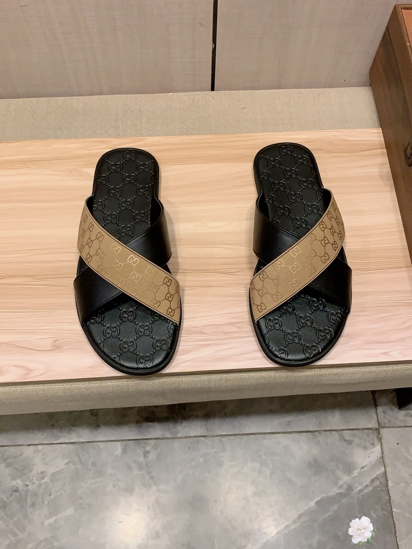 Slippers: New model: Factory price: 260💰💰🎩🎩🔥🔥《 Gucci* 》Series of slippers top purchasing agent🔍🔍Sold at the same time for men, original Italian imported webbing made of selected cowhide, exquisite workmanship,), sole: (super comfortable) original factory special sole, ⚠️exclusive double-layer movable molded sole super comfortable⚠️, real shot🎬the real thing is more beautiful🔍🔍266 regular code 38-44, can be ordered 45.